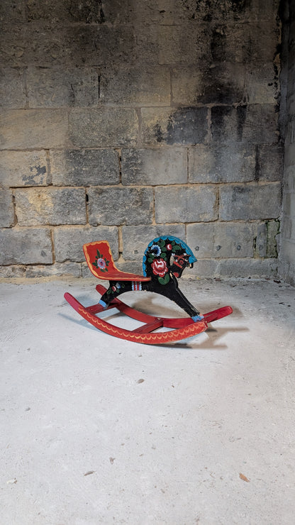 Cheval à bascule en bois peint