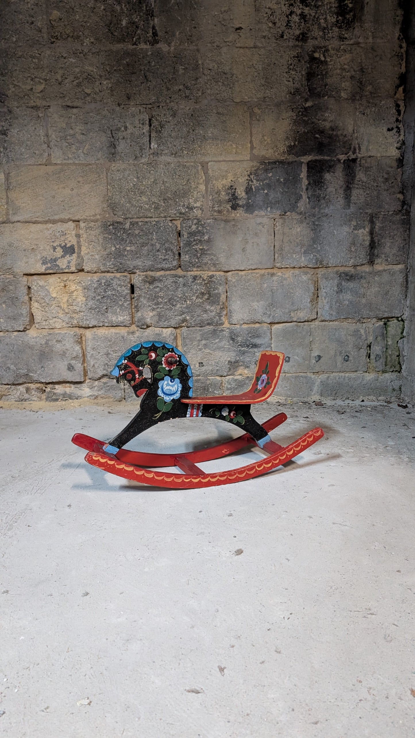 Cheval à bascule en bois peint