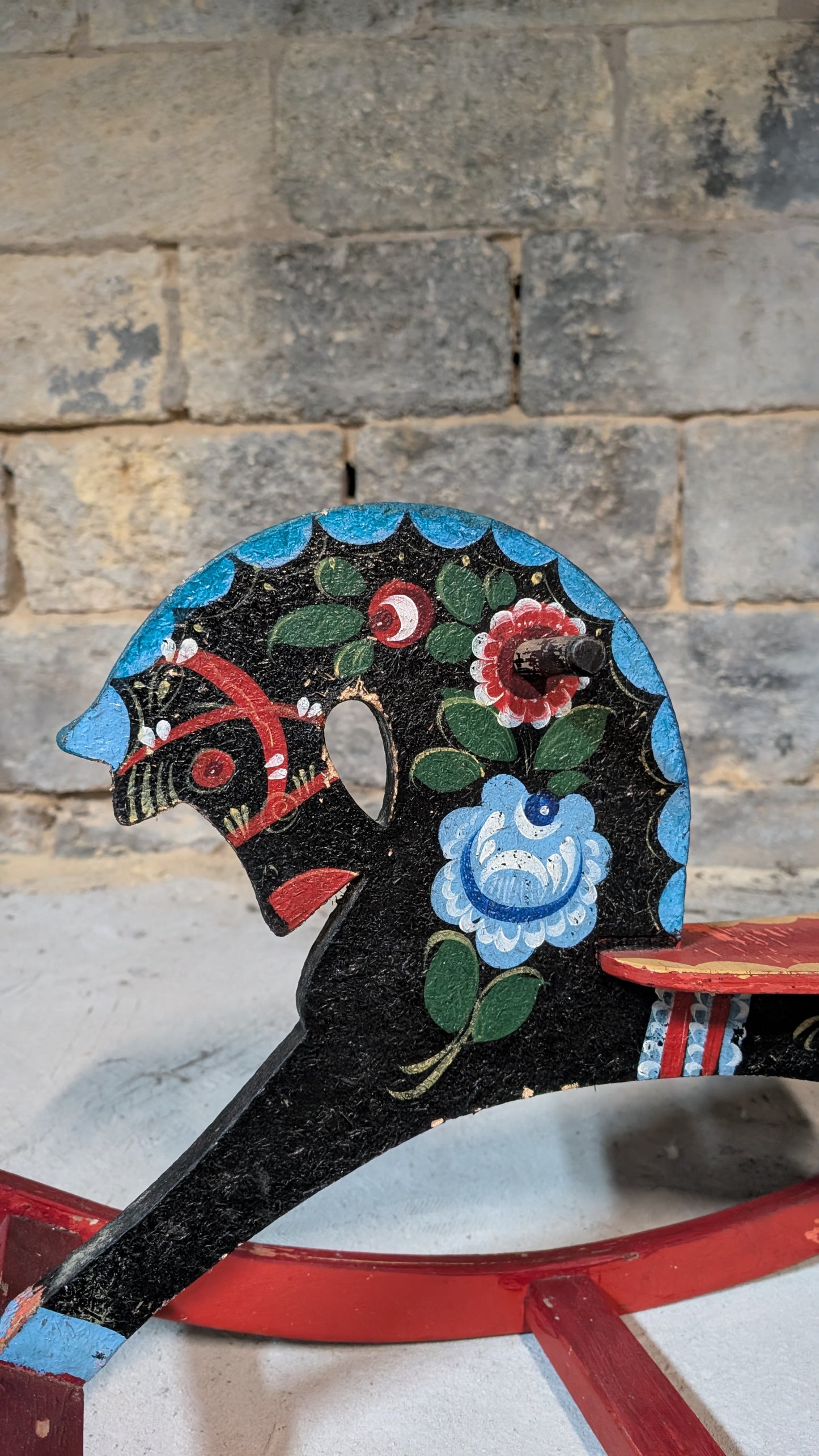 Cheval à bascule en bois peint