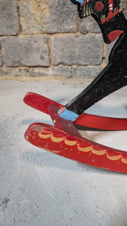 Cheval à bascule en bois peint