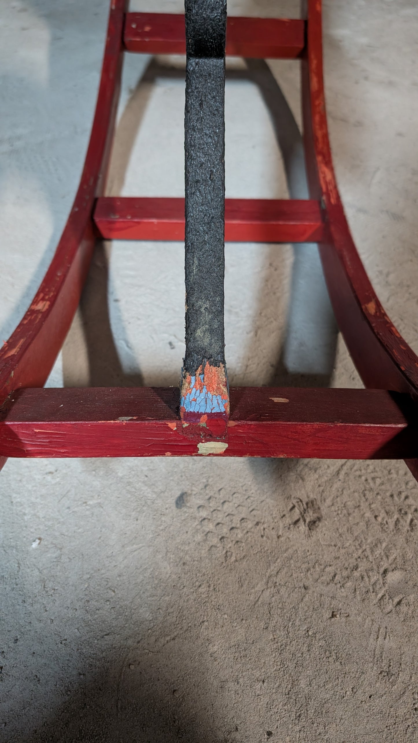 Cheval à bascule en bois peint