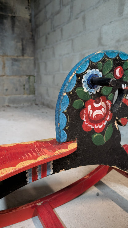 Cheval à bascule en bois peint