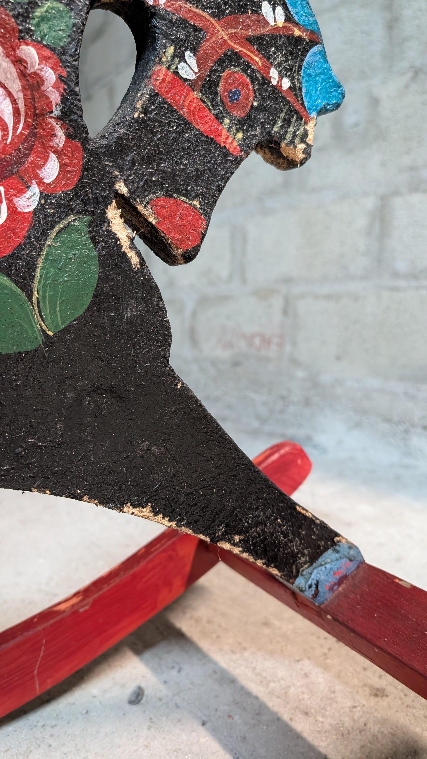 Cheval à bascule en bois peint