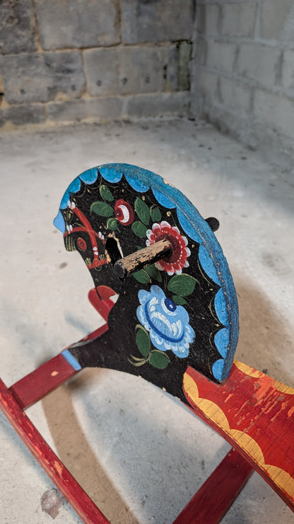 Cheval à bascule en bois peint