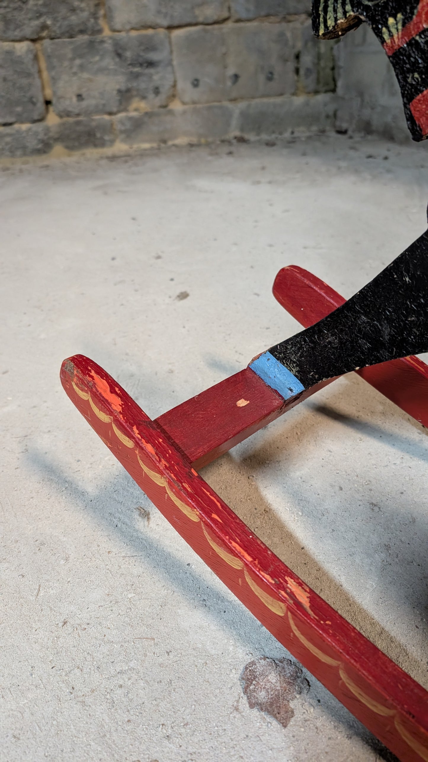 Cheval à bascule en bois peint