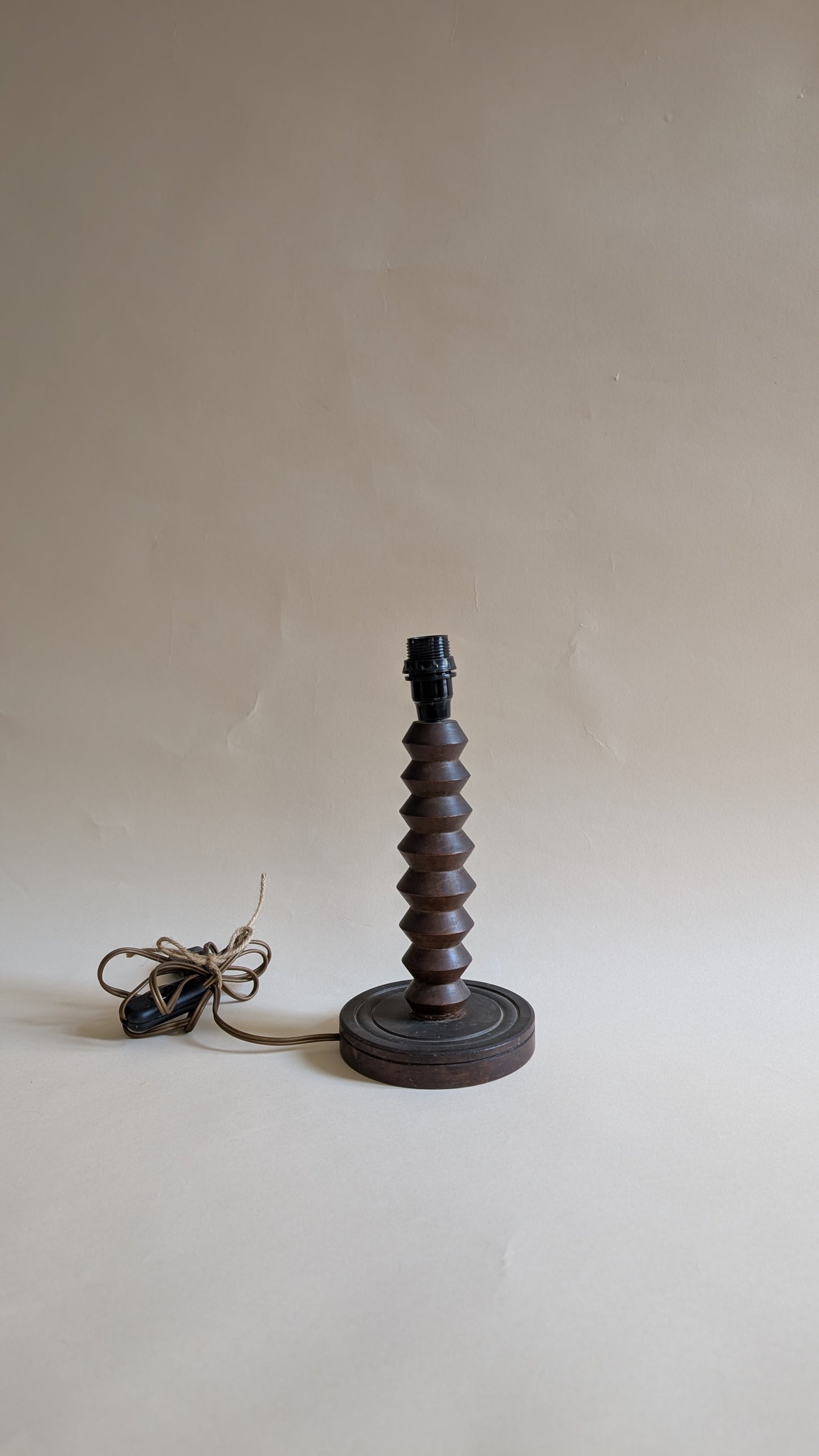 Pied de lampe en bois tourné