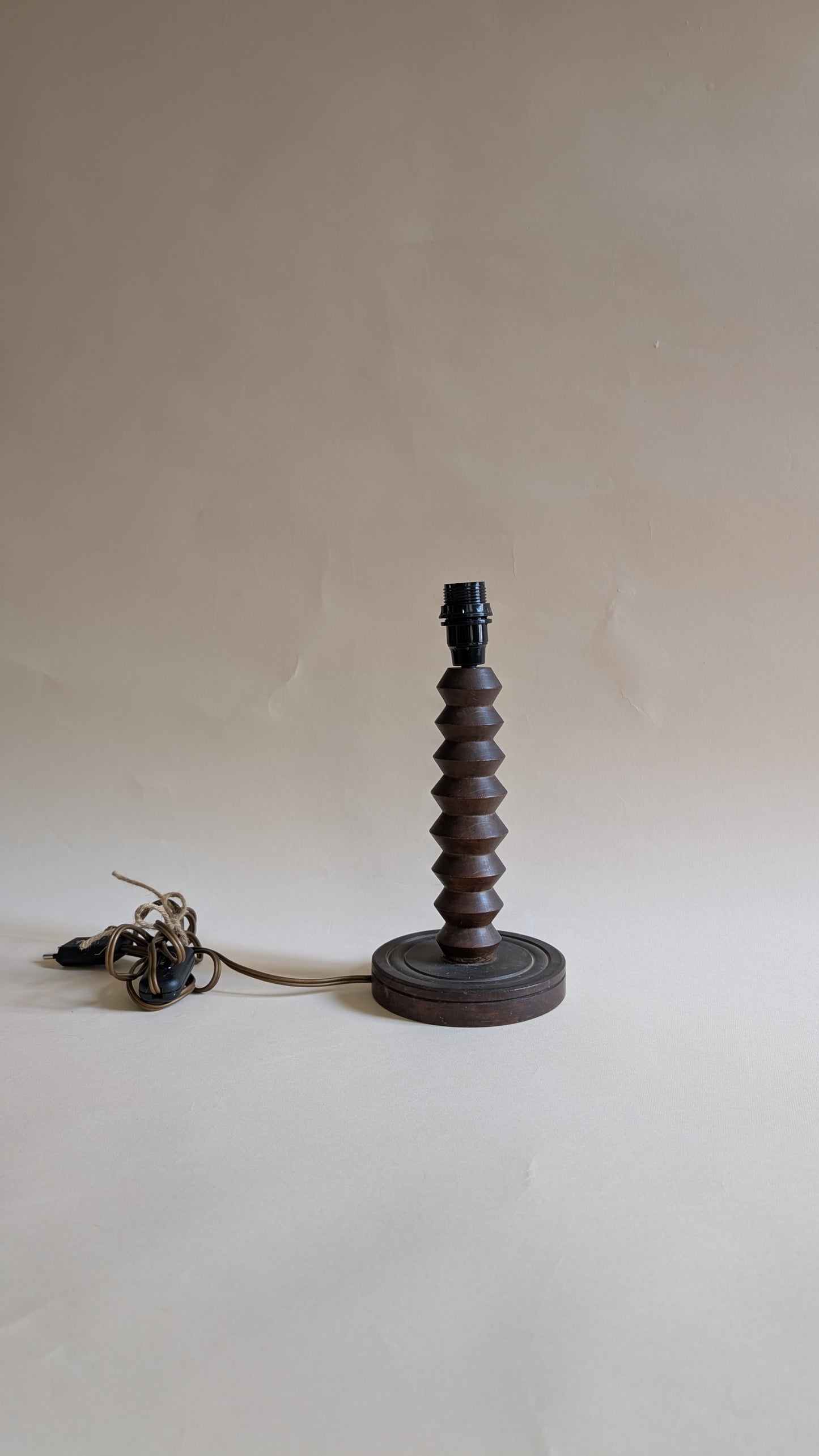 Pied de lampe en bois tourné