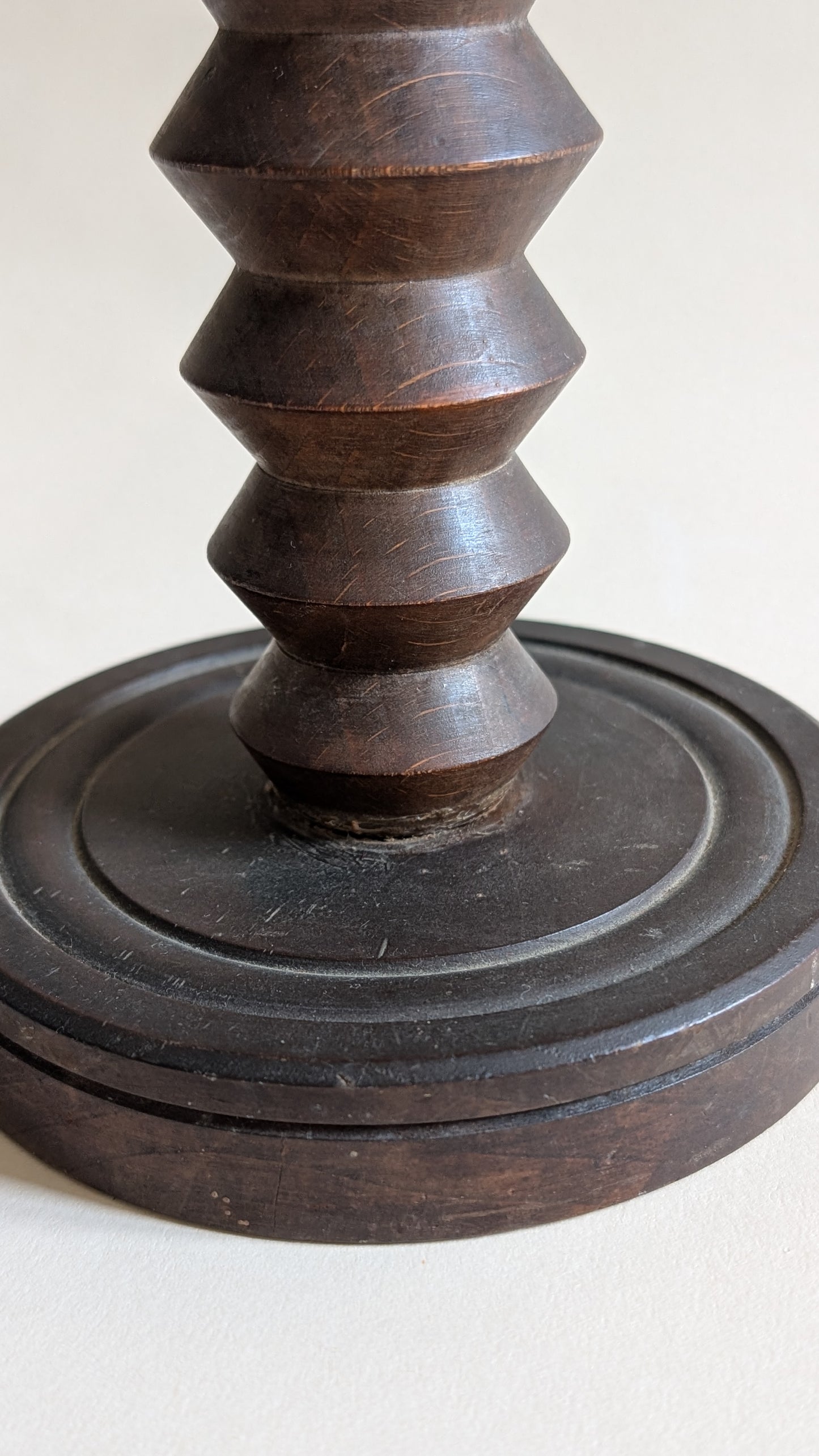 Pied de lampe en bois tourné