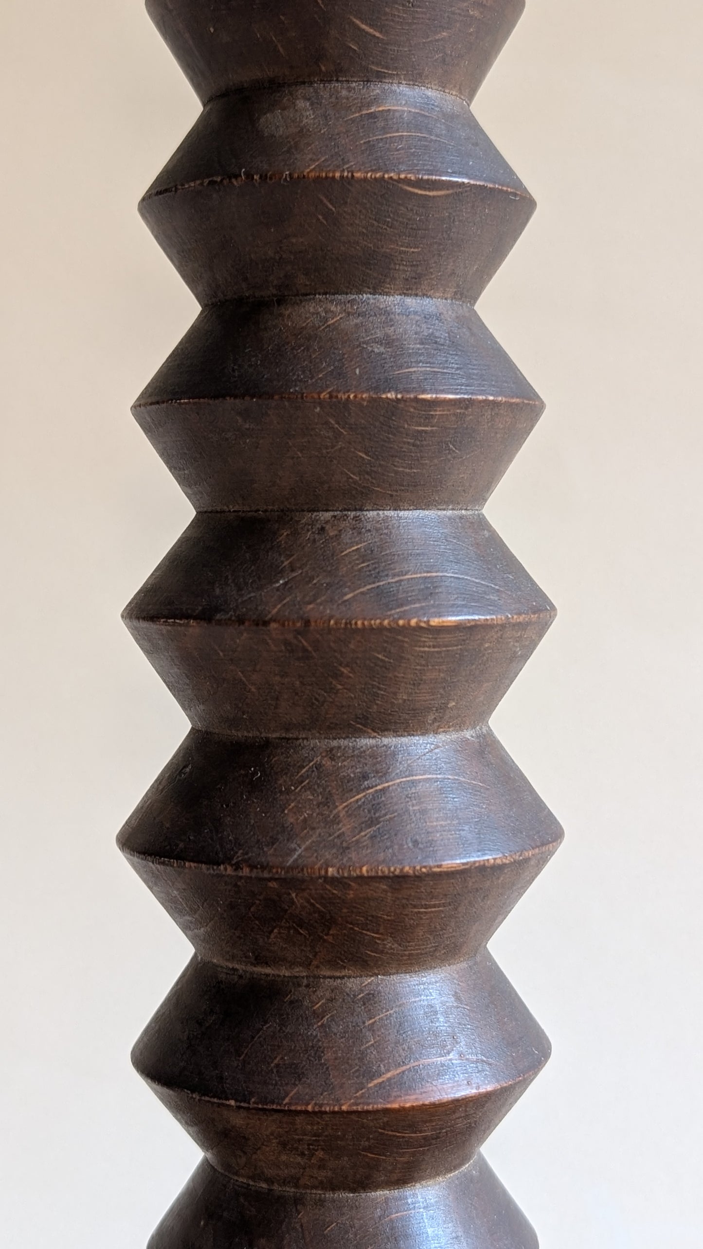 Pied de lampe en bois tourné