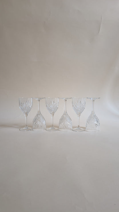 Série de 6 verres à vin en cristal taillé