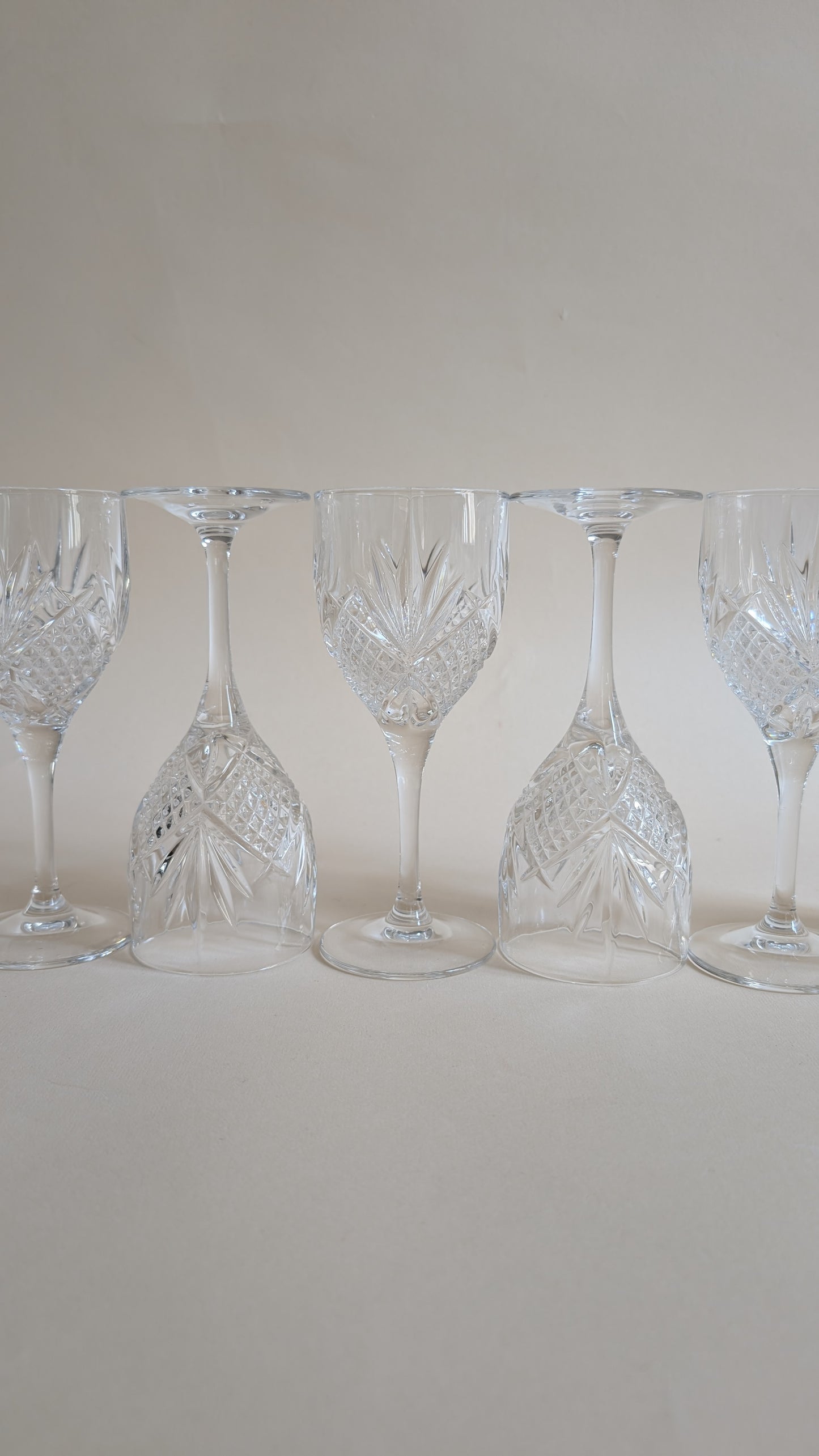 Série de 6 verres à vin en cristal taillé