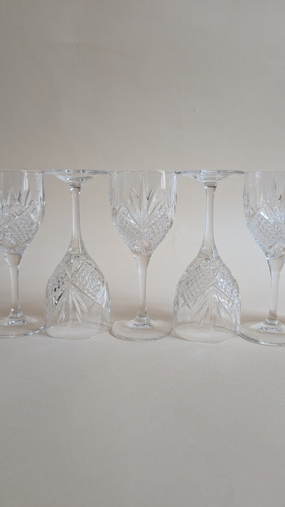 Série de 6 verres à vin en cristal taillé