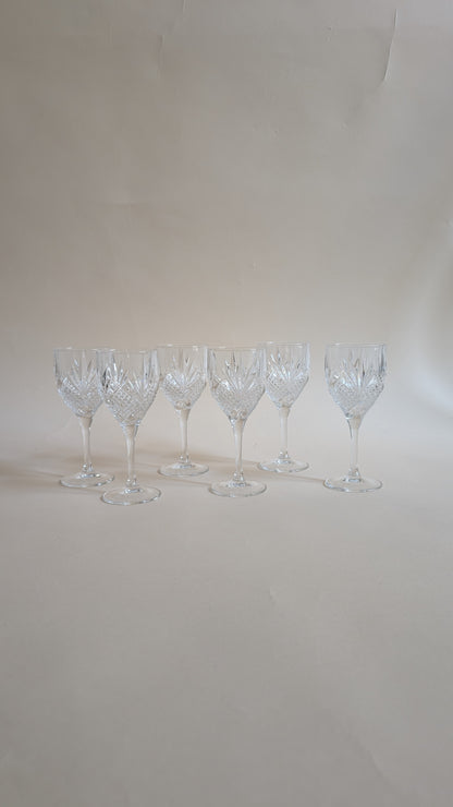 Série de 6 verres à vin en cristal taillé