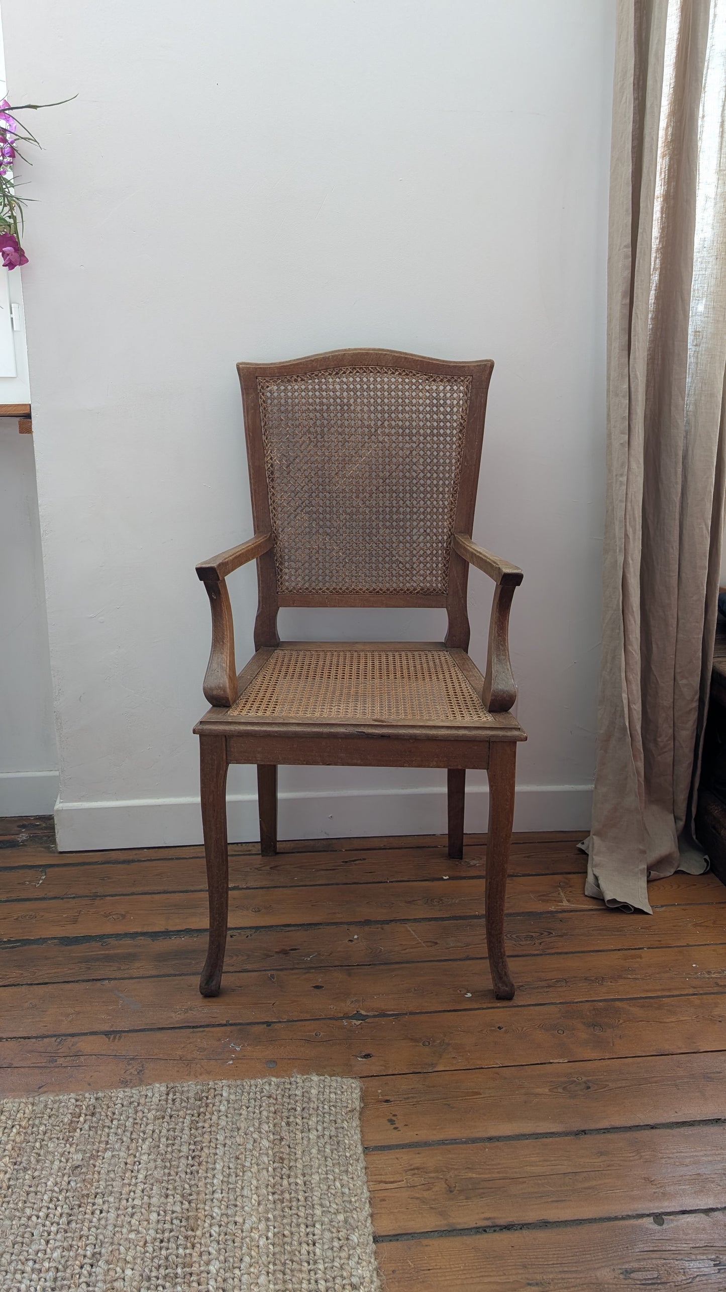 Fauteuil ancien de style Louis XVI en bois et cannage