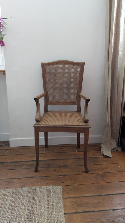 Fauteuil ancien de style Louis XVI en bois et cannage