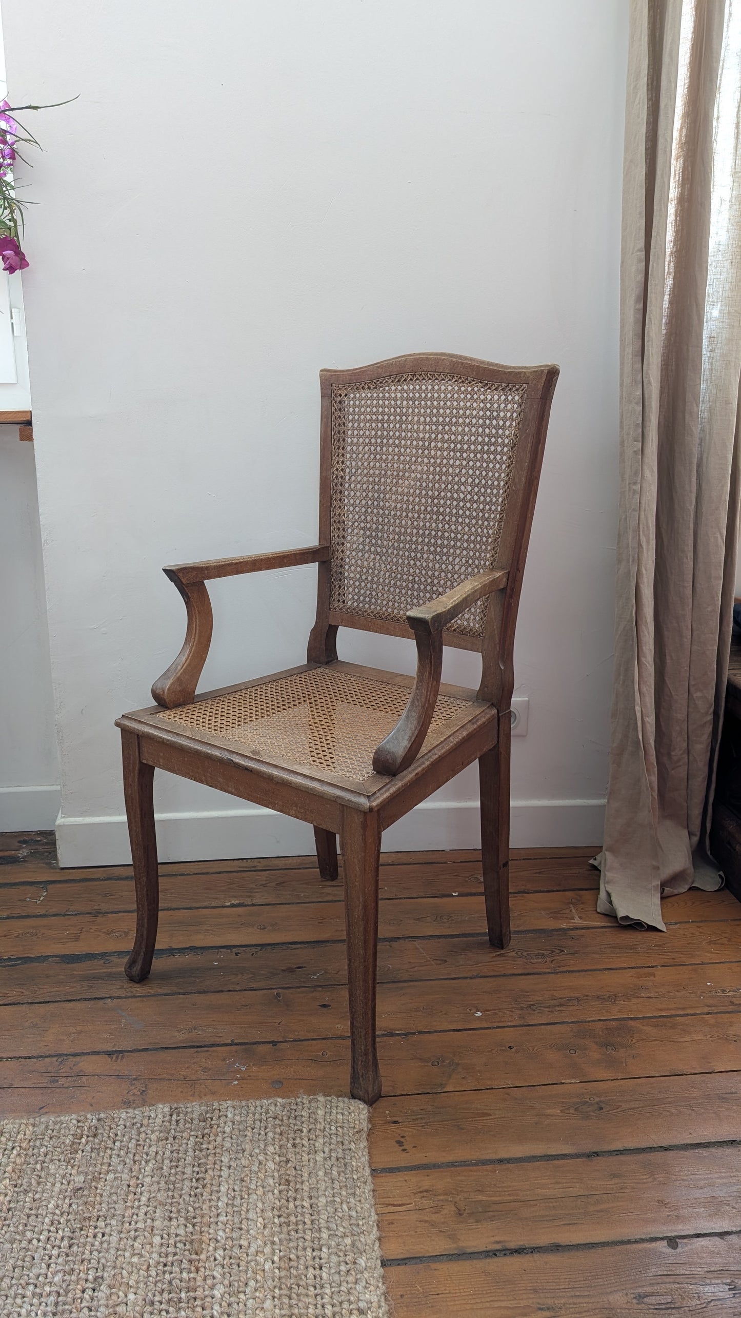 Fauteuil ancien de style Louis XVI en bois et cannage
