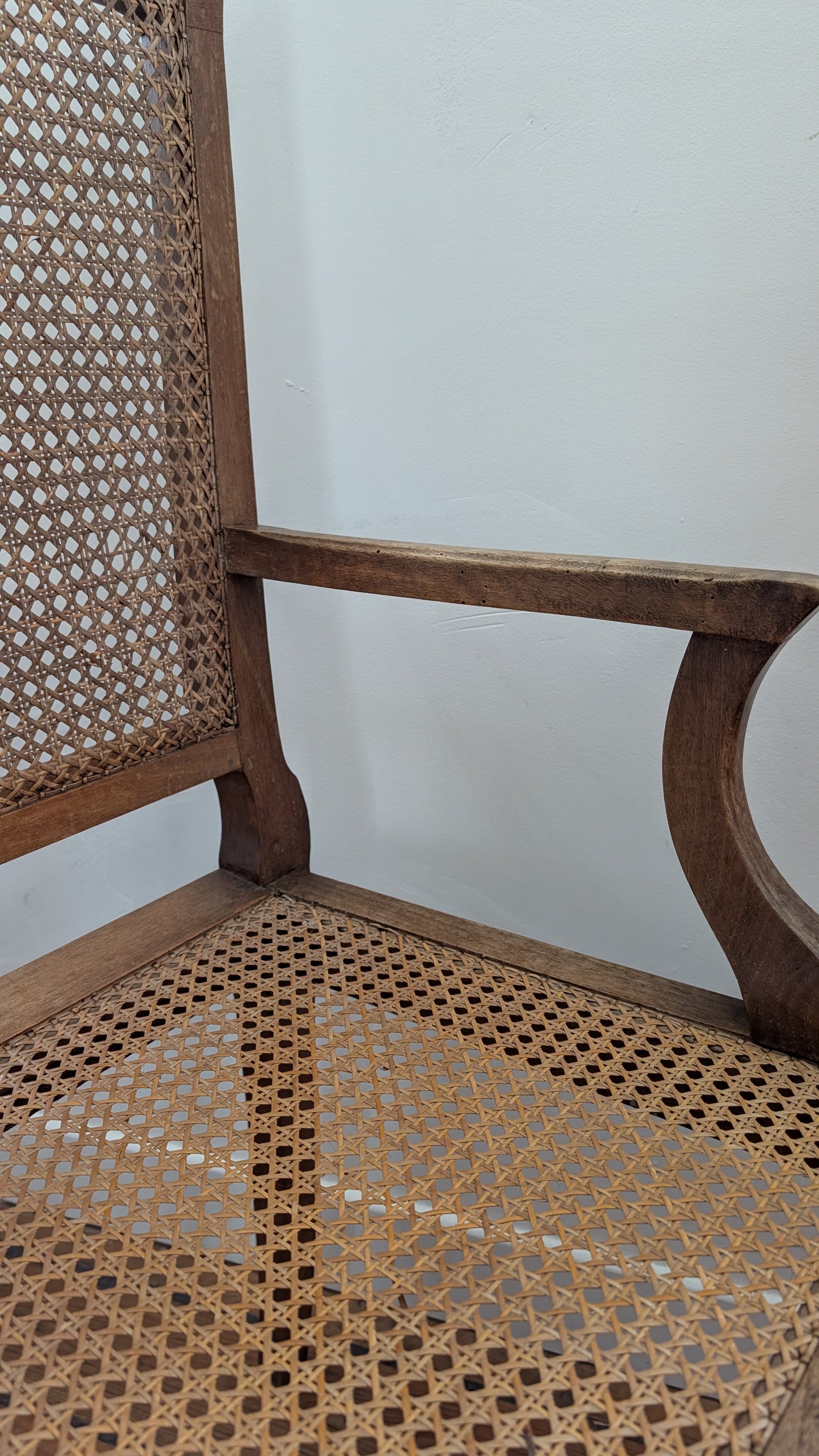 Fauteuil ancien de style Louis XVI en bois et cannage