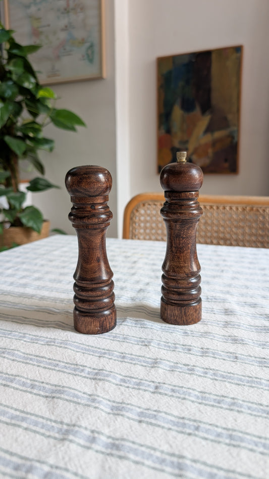 Paire de moulins à sel et poivre en bois tourné