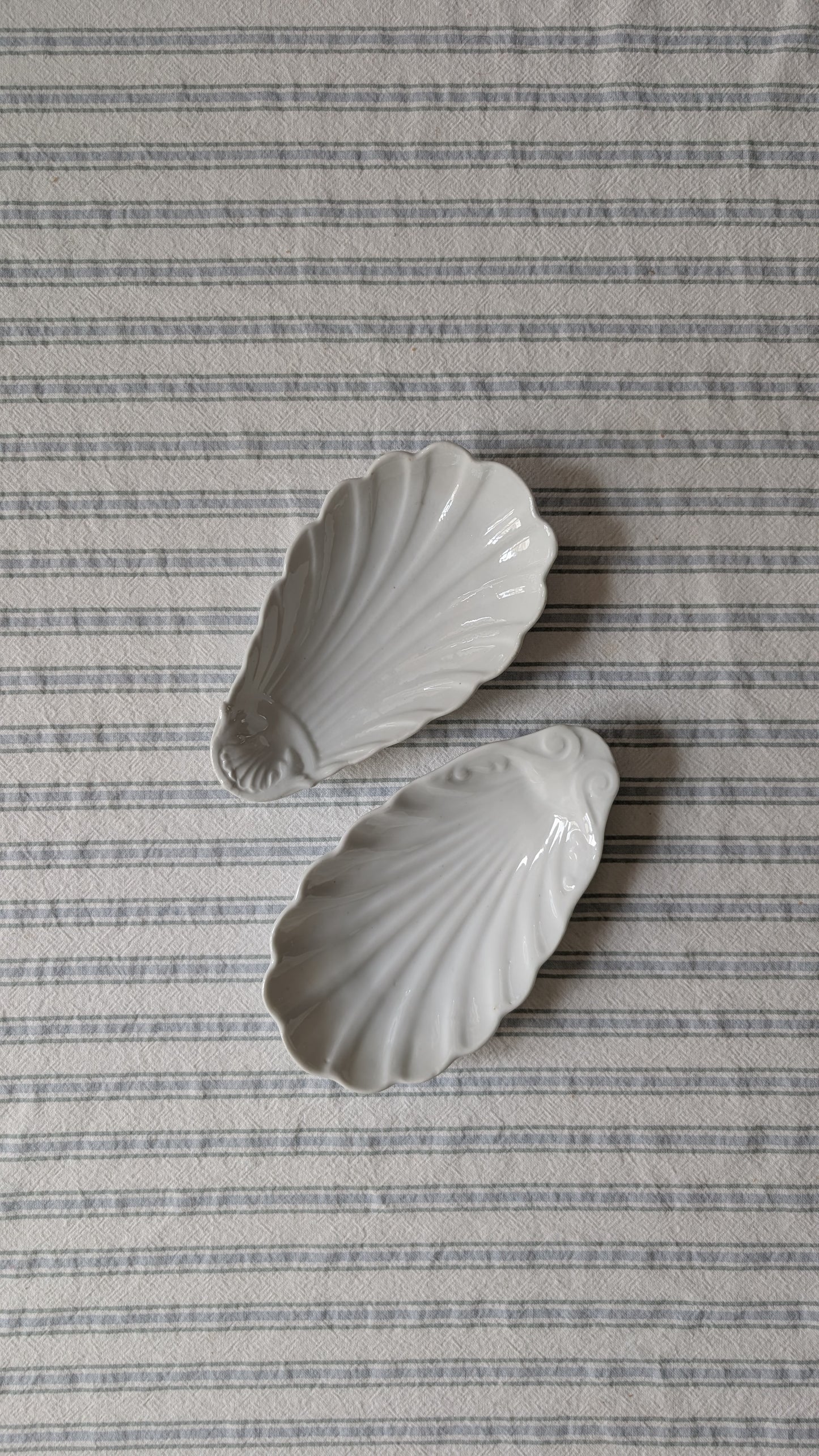 Paire de coupelles en forme de coquillage
