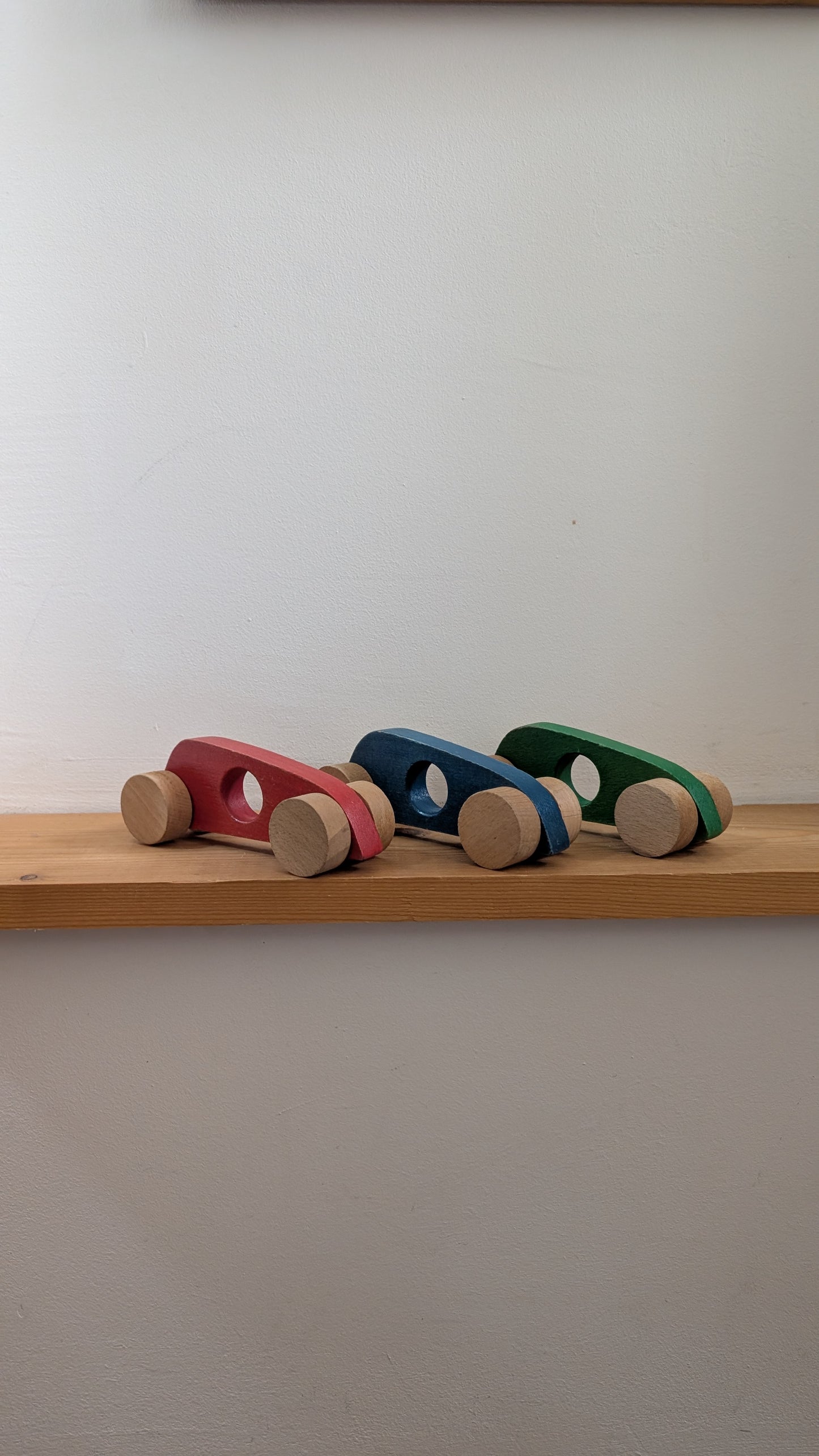 Trio de voitures de course vintage en bois