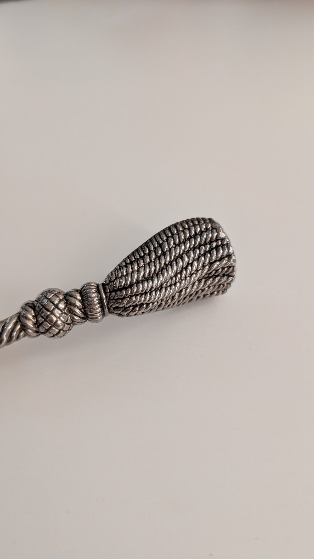Décapsuleur vintage en métal argenté – motif pompon