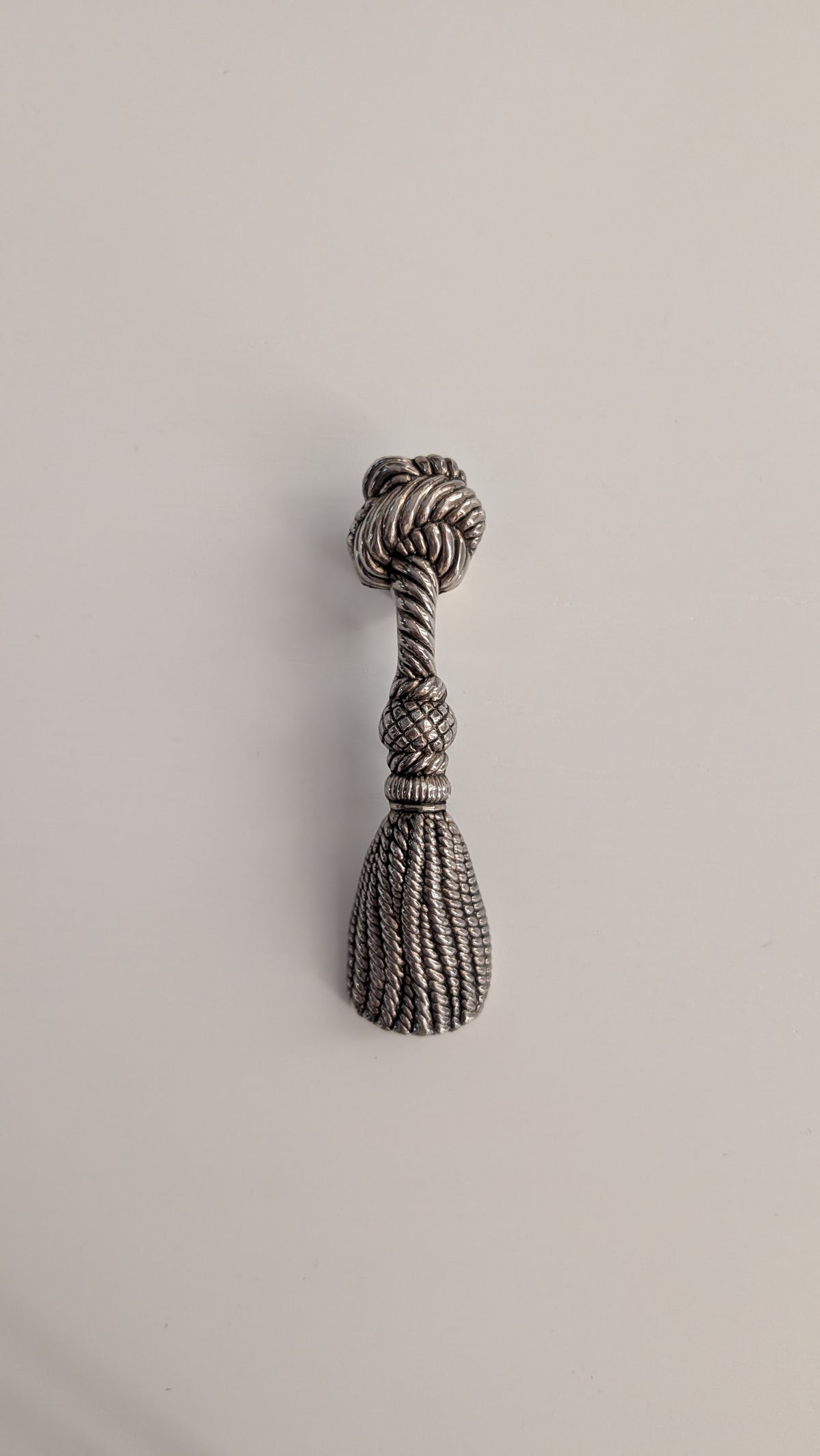 Décapsuleur vintage en métal argenté – motif pompon