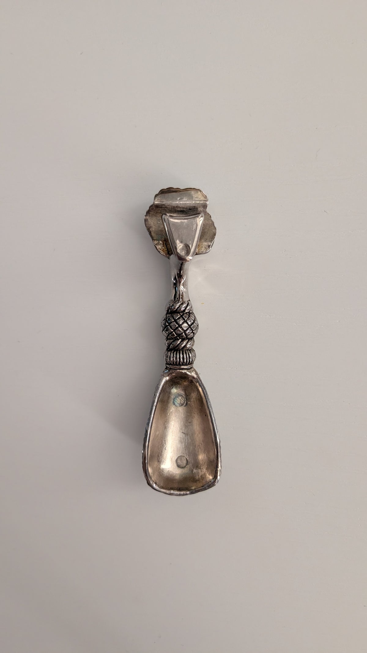 Décapsuleur vintage en métal argenté – motif pompon