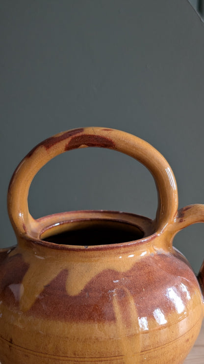 Cruche ancienne en terre cuite émaillée