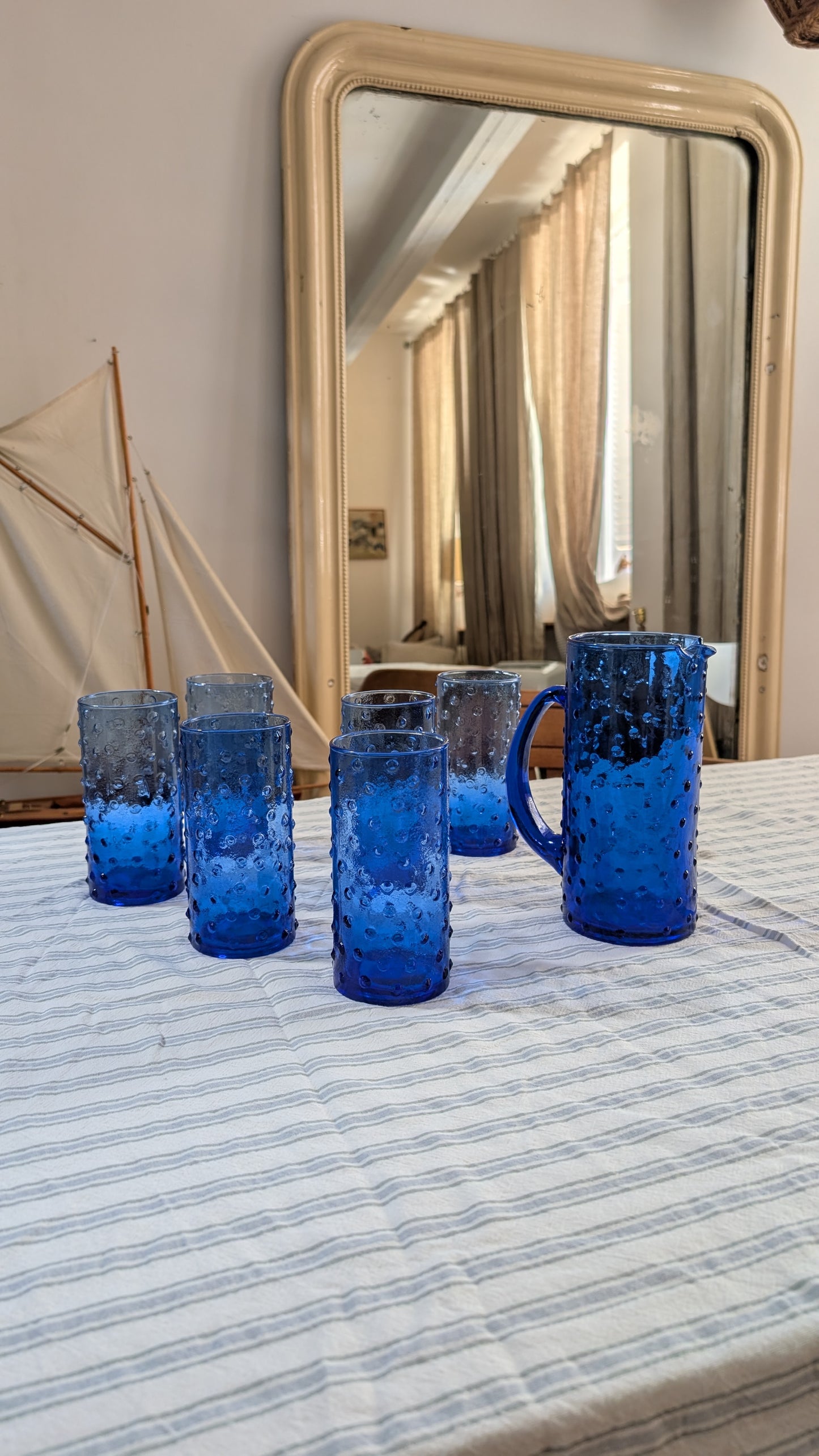 Service à orangeade en verre bleu soufflé, motif "hobnail"(à picots)