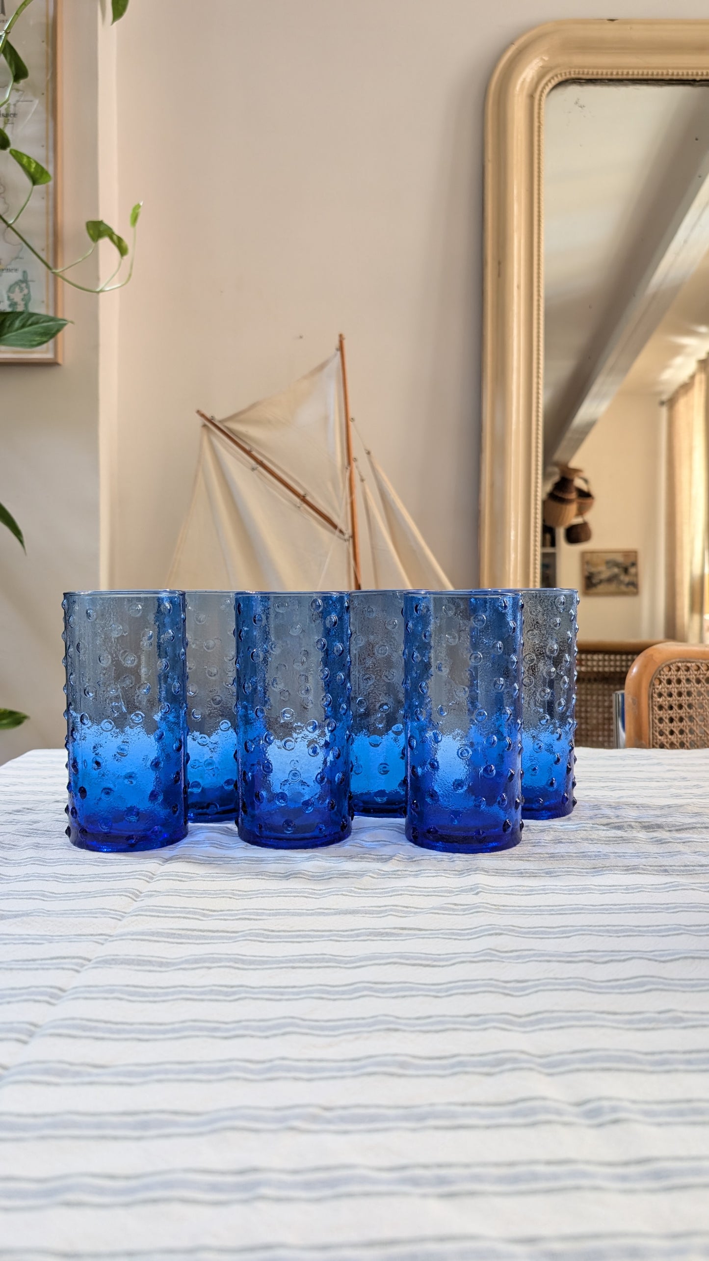 Service à orangeade en verre bleu soufflé, motif "hobnail"(à picots)