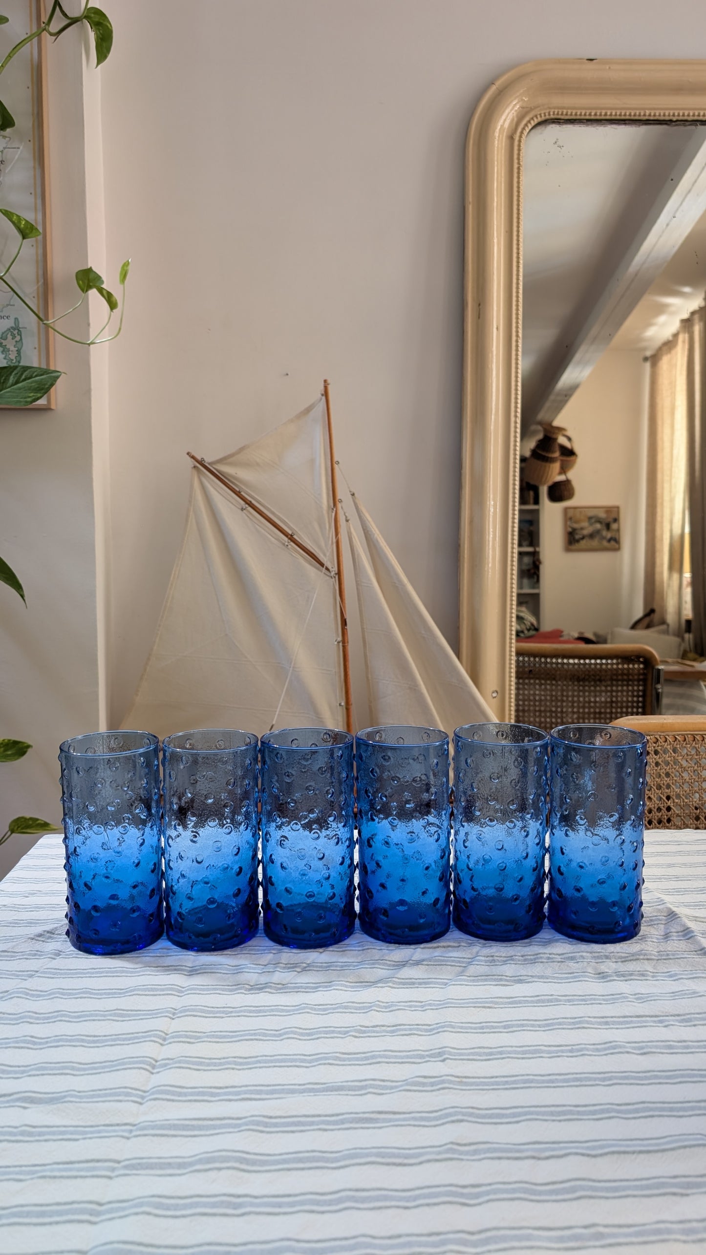 Service à orangeade en verre bleu soufflé, motif "hobnail"(à picots)