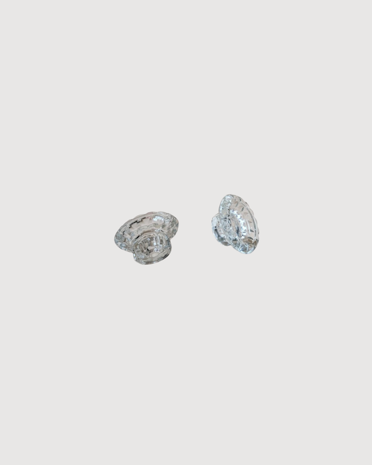 Paire de bougeoirs en verre ciselé, pied octogonal