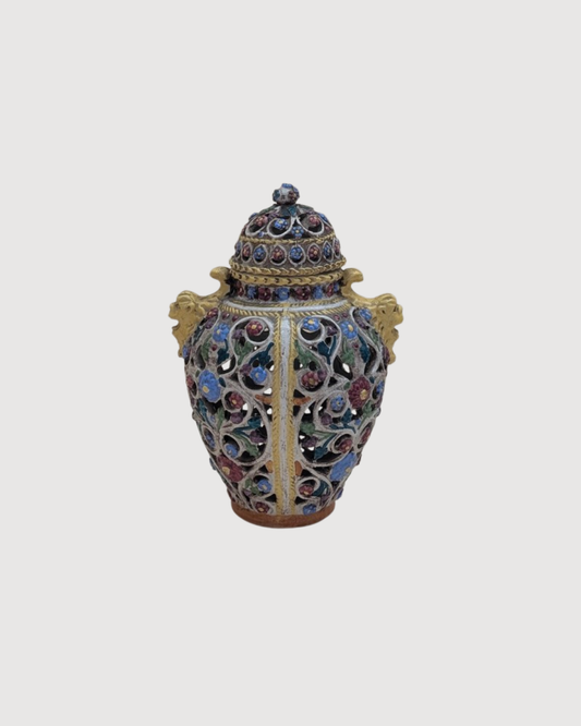 Vase ajouré en faïence émaillée polychrome