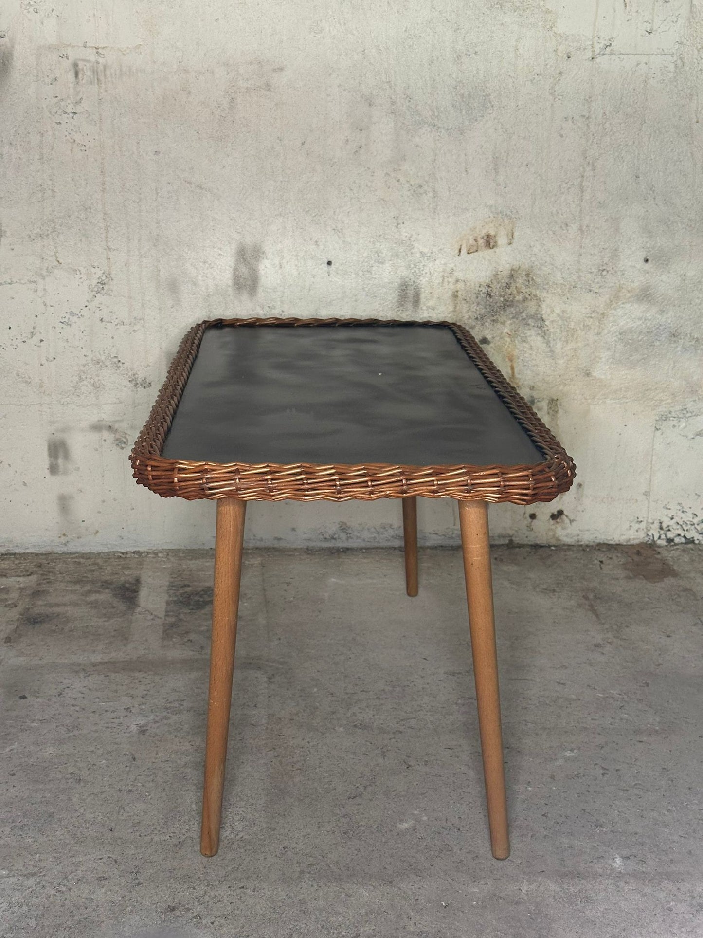Table basse en bois avec bordure en osier