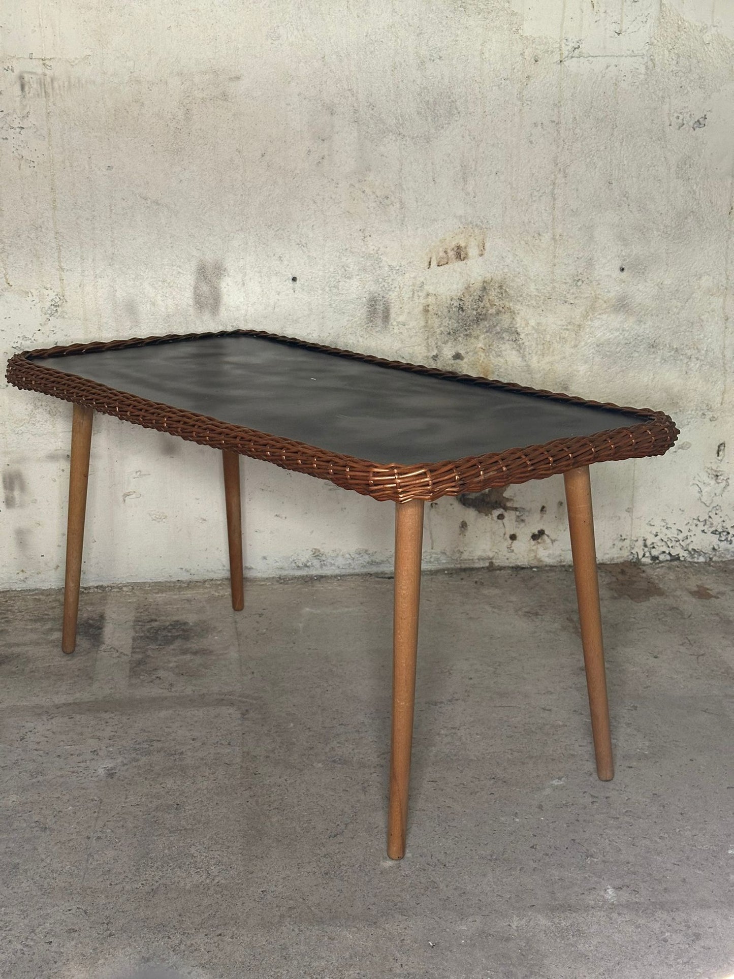 Table basse en bois avec bordure en osier