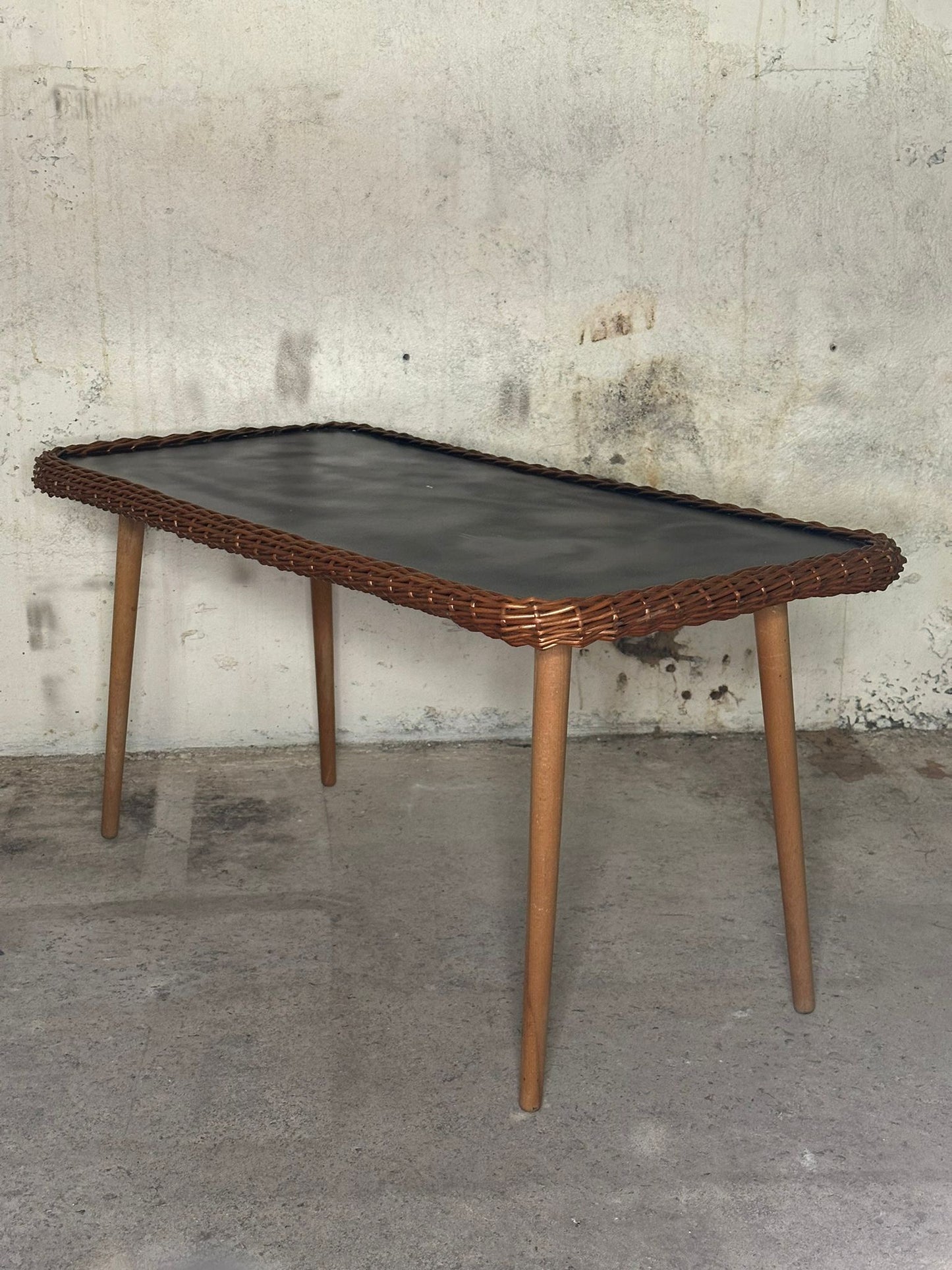 Table basse en bois avec bordure en osier