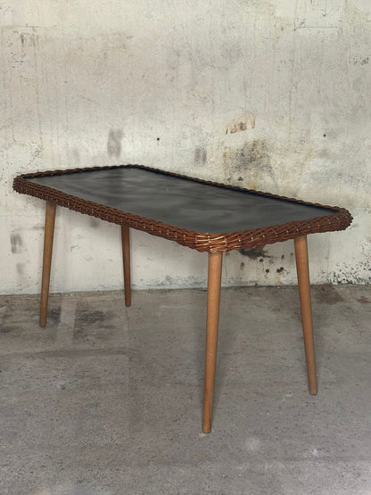 Table basse en bois avec bordure en osier