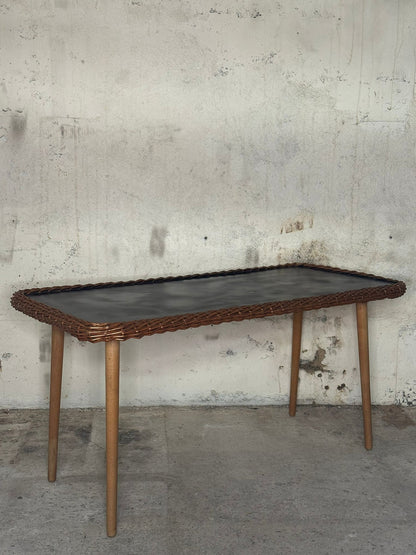 Table basse en bois avec bordure en osier
