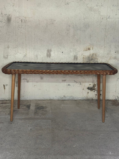 Table basse en bois avec bordure en osier