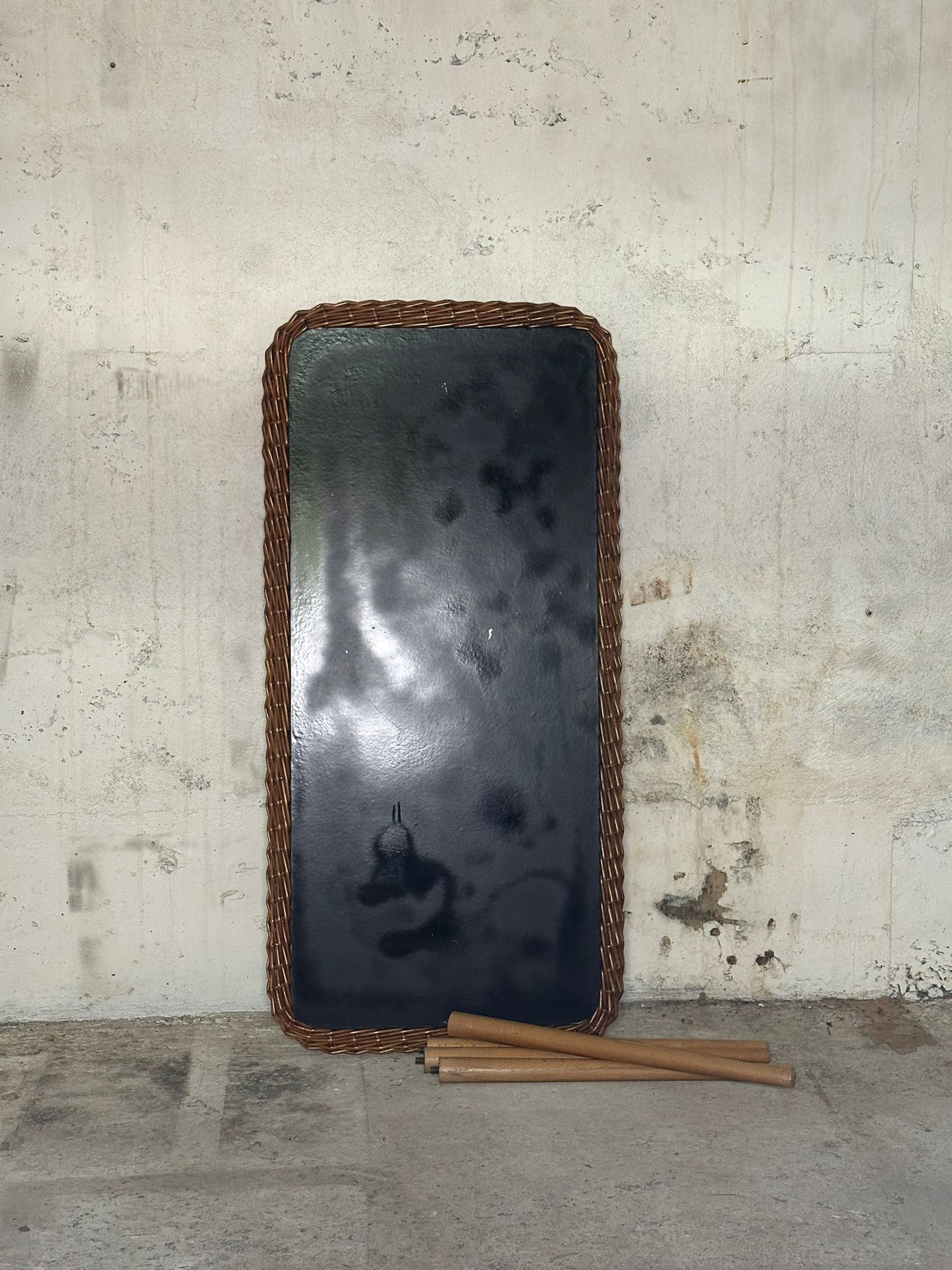 Table basse en bois avec bordure en osier