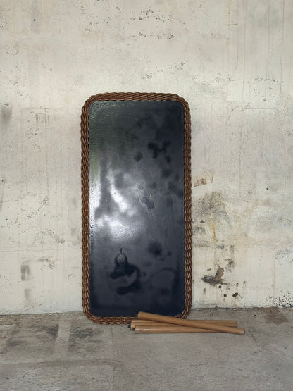 Table basse en bois avec bordure en osier