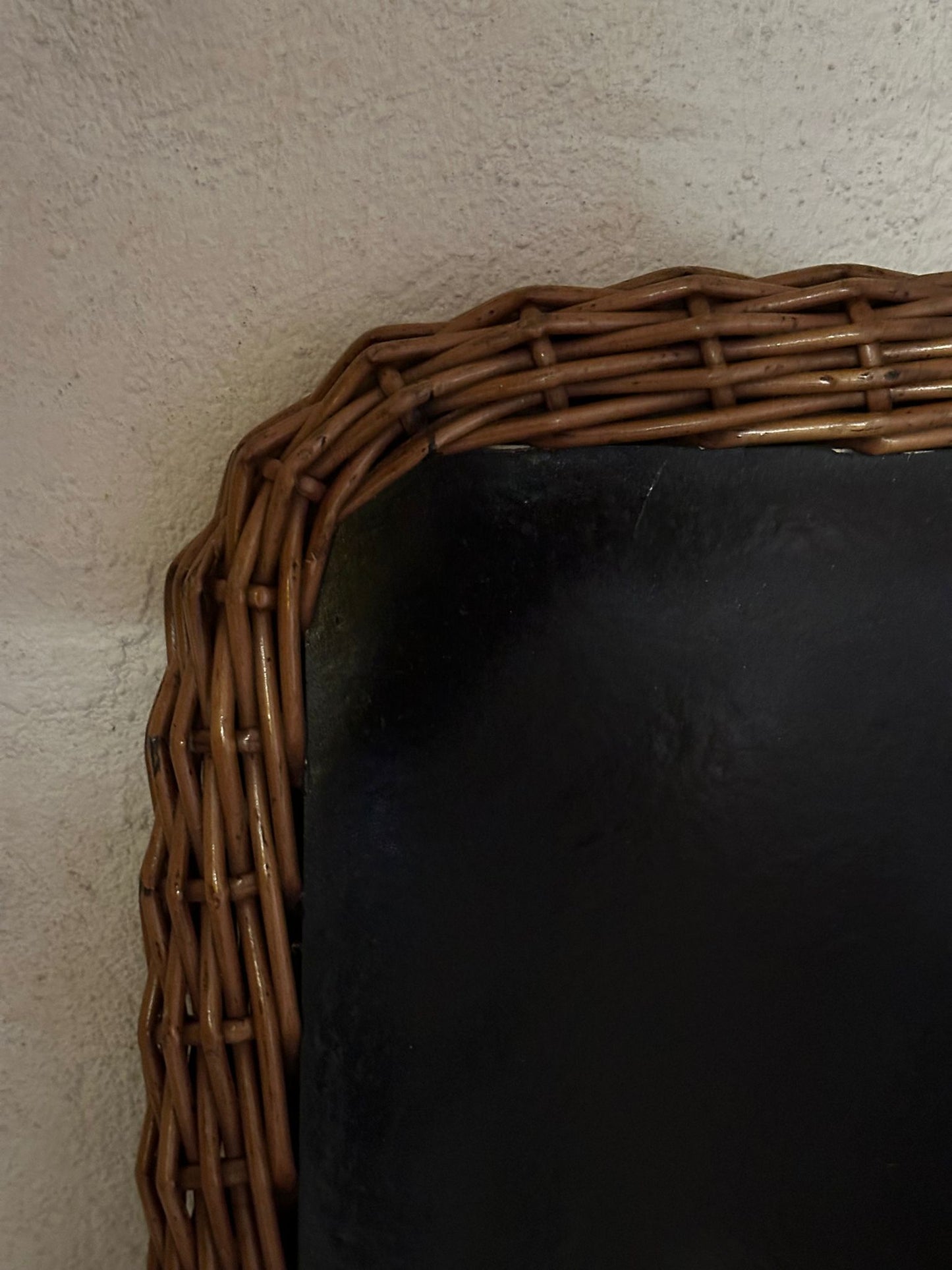 Table basse en bois avec bordure en osier