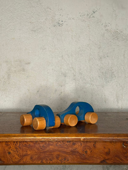 Paire de voitures en bois