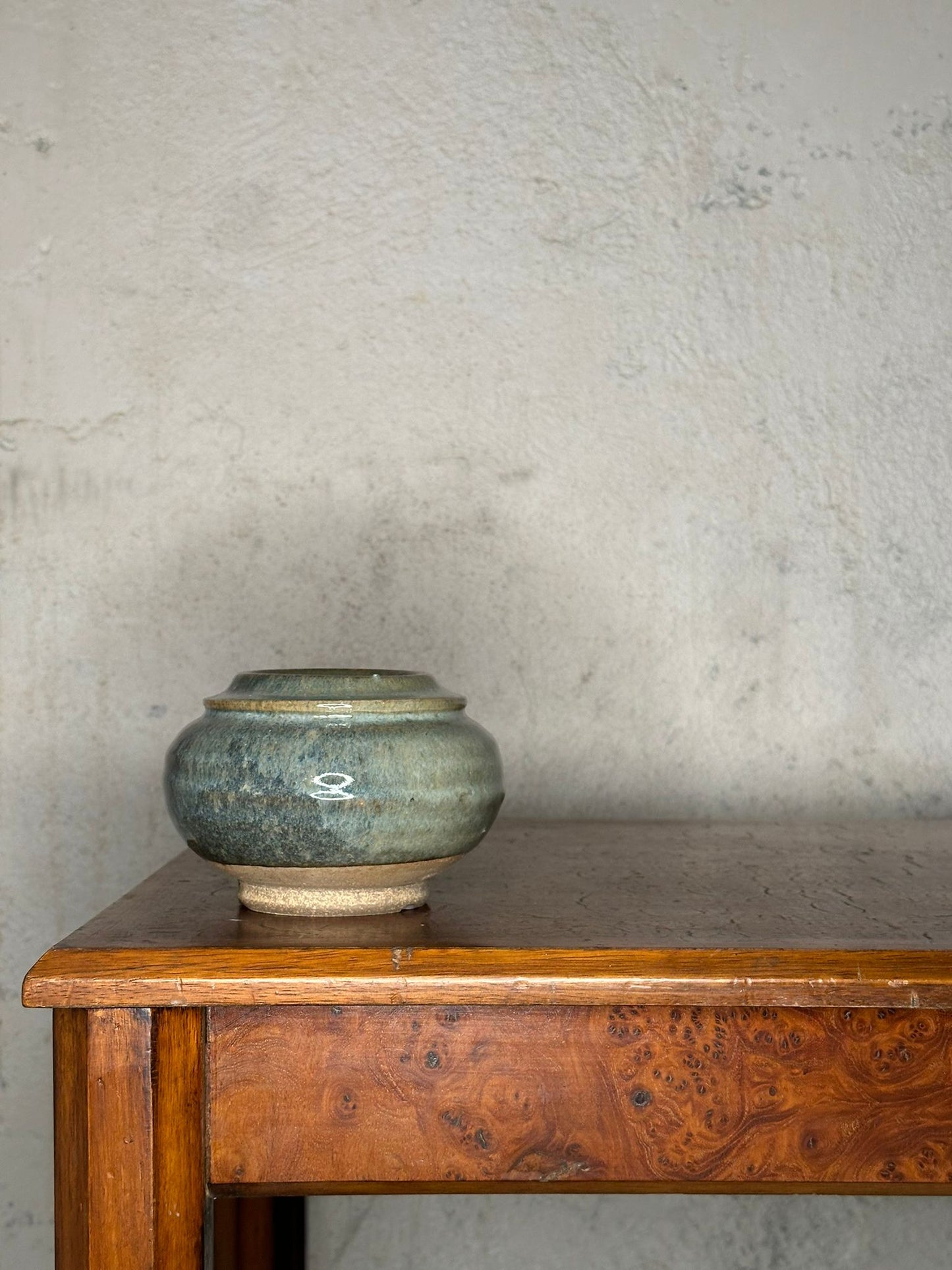 Pot en grès vernissé bleu