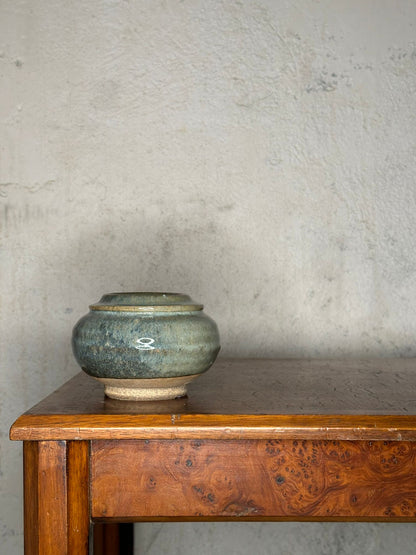 Pot en grès vernissé bleu