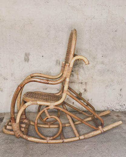 Rocking-chair en rotin et cannage
