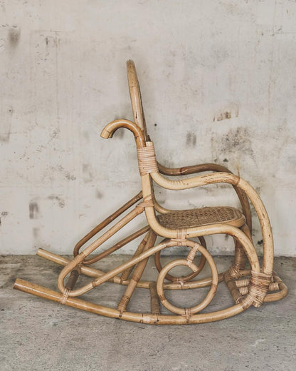 Rocking-chair en rotin et cannage