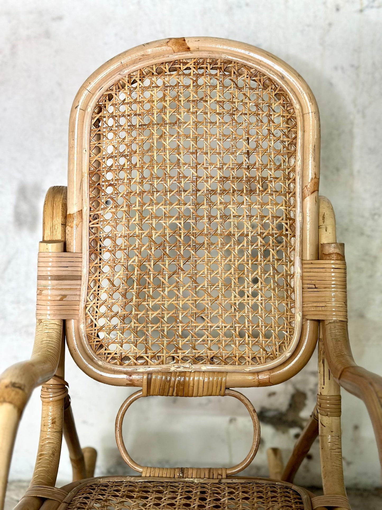 Rocking-chair en rotin et cannage