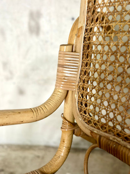 Rocking-chair en rotin et cannage
