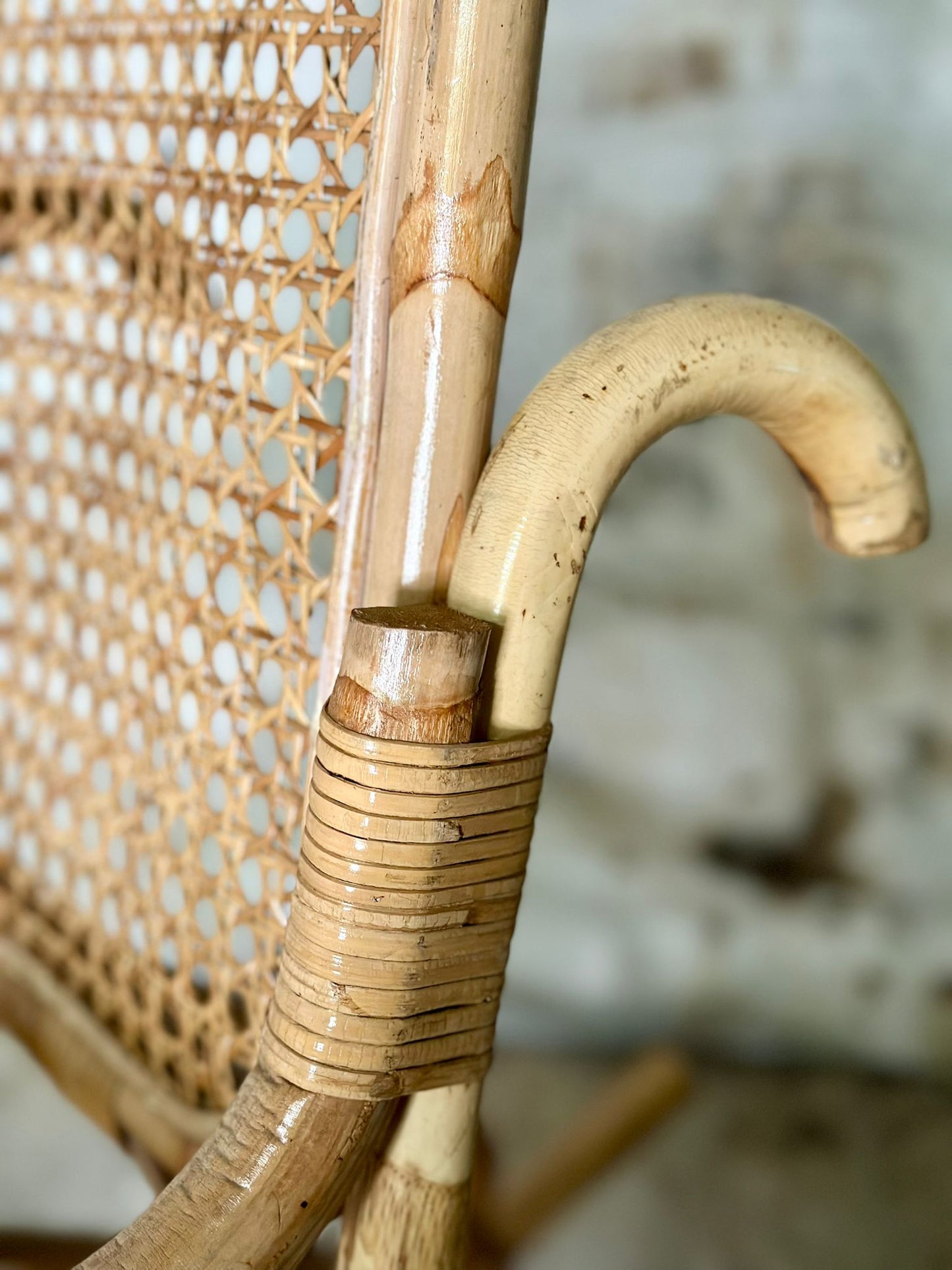 Rocking-chair en rotin et cannage
